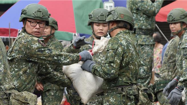 金防部今早派遣官兵及卡車協助執行將500包沙袋運抵東門代天府前廣場之災防任務，充分展現「軍民一家」之精神。(圖／金防部提供)