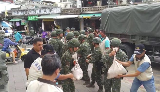 金防部今早派遣官兵及卡車協助執行將500包沙袋運抵東門代天府前廣場之災防任務，充分展現「軍民一家」之精神。(圖／金防部提供)
