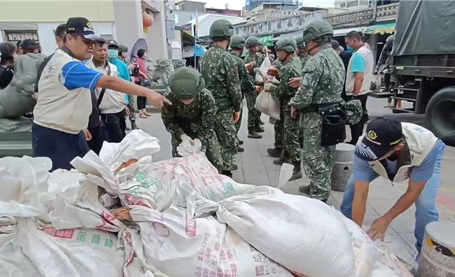 金防部今早派遣官兵及卡車協助執行將500包沙袋運抵東門代天府前廣場之災防任務，充分展現「軍民一家」之精神。(圖／民眾提供)