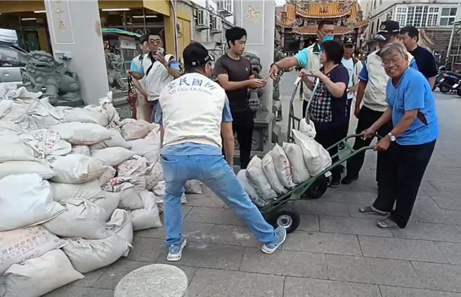 民眾對於金防部官兵無畏演習之艱辛仍協助載來500包沙袋防災防汛，都表示非常感謝。(圖／民眾提供)