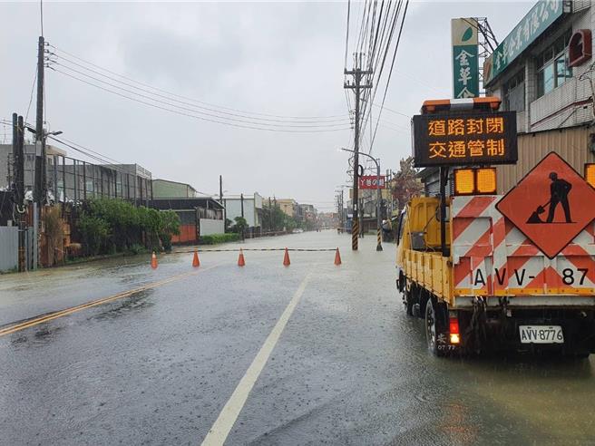 凱米強颱致北高雄車道積水，高雄岡山區嘉興路段道路封閉。（公路局甲仙工務段提供／林雅惠傳真）