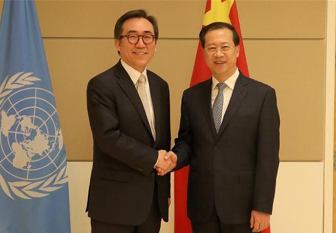 韩国外交部长赵兑烈（左）与中国外交部副部长马朝旭（右）2018年会面照，两人时任联合国常驻代表。取自大陆驻联合国代表团官网