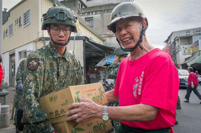 民眾熱心贈送官兵飲用水、運動飲料等物資，感謝官兵辛勤付出。（記者陳怡璿攝）