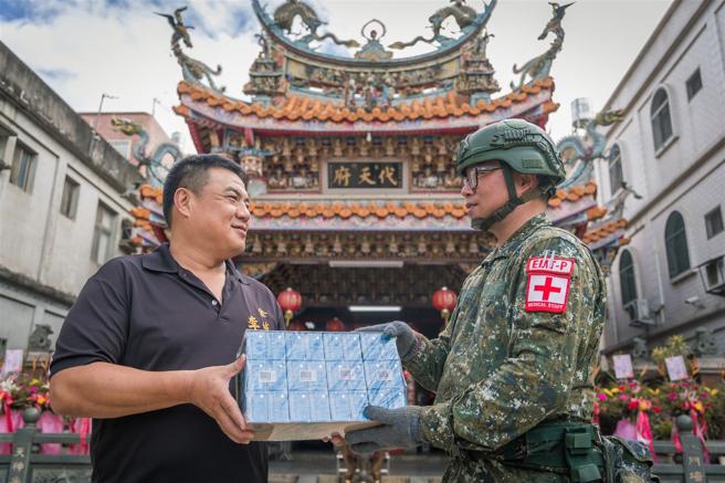 金城鎮鎮長李誠智贈送官兵運動飲料，感謝官兵為國辛勞。（記者陳怡璿攝）