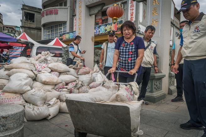 居民領取沙包返家，完善災防整備。（記者陳怡璿攝）