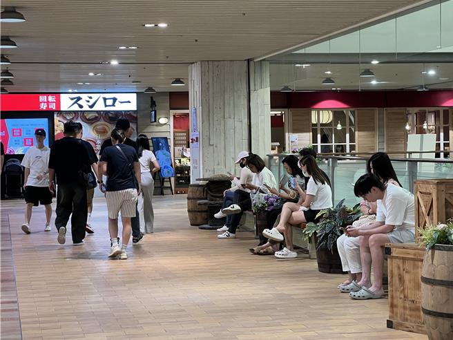 巨城购物中心今早餐饮、超市11点起营业，开门后逐渐涌入人潮。（王惠慧摄）