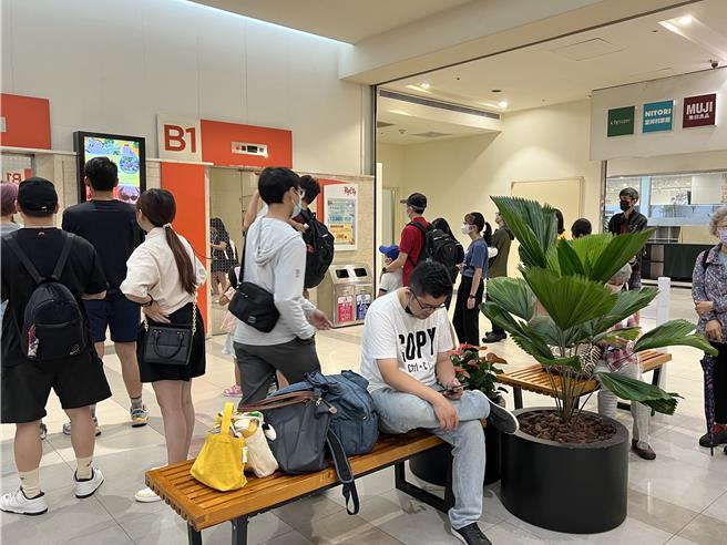 巨城购物中心今早餐饮、超市11点起营业，开门后逐渐涌入人潮。（王惠慧摄）
