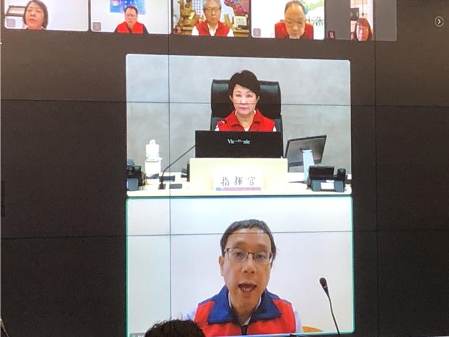 帶紅色背心出國被質疑作秀 盧秀燕：與中央一樣。（李易昌攝）