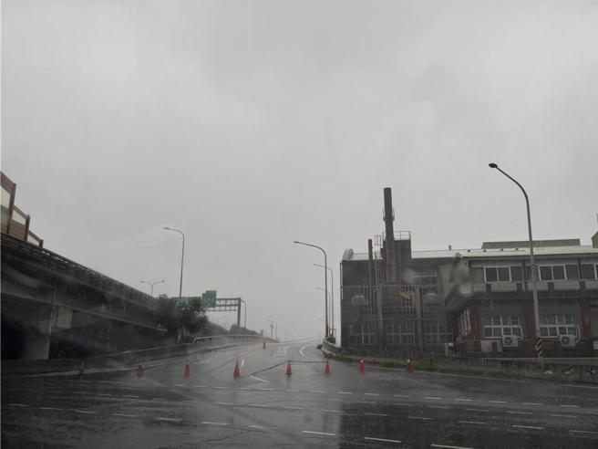 受三爺溪水位上升影響，仁德交流道北上入口暫時封閉。（曹婷婷攝）