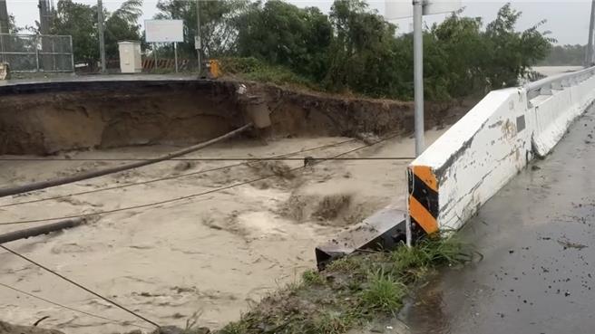 八掌溪溢堤倒灌，滾滾泥水直接衝破台南市後壁區與嘉義縣水上鄉台1線堤防，路基被掏空。（摘自市議員李宗翰臉書／張毓翎台南傳真）