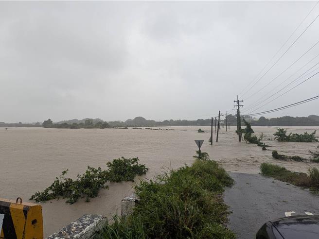 凱米颱風襲台，八掌溪溢堤倒灌，景象怵目驚心。（台南市政府提供／張毓翎台南傳真）