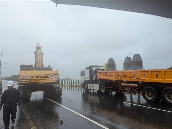 台南市政府水利局除了通報權責單位第五河川分署做處理，同時也調派人員、機具及消波塊前往支援。（台南市政府提供／張毓翎台南傳真）