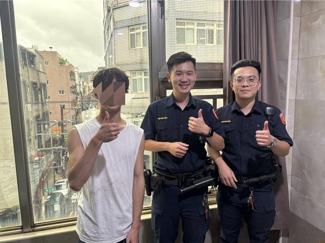 桃園市桃園區陳姓男子24日5樓租屋處的窗户開著縫隙通風，被強風吹開，導致鋁門窗後鈕變形無法關上，因為停班沒有維修人員，他只好到桃園警分局青溪派出所求救，警員曾紹峻、林勝文及江桓瑜獲報趕往救援，讓陳男不必擔心風雨灌入家中。（翻攝照片）