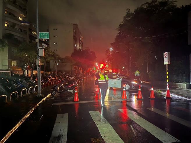 警方馬拉松式管制10小時，直到狀況排除才收勤。(翻攝照片／林郁平台北傳真）