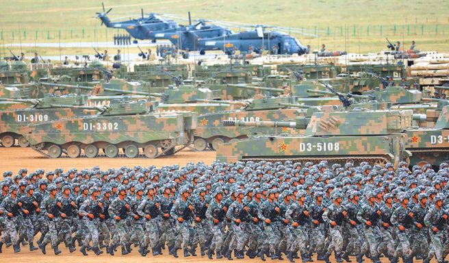 两岸会否爆发战争全球关注。图为2017年共军在朱日和基地练兵。（示意图 / 新华社）