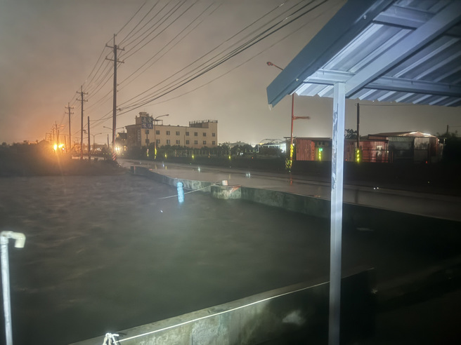 强颱凯米挟带狂风暴雨，屏东县25日多乡镇传出淹水灾情，东港镇许姓养殖户苦笑，「13池龙胆石斑变1池」，幸晚间水有稍退了。（许姓养殖户提供／谢佳潾屏东传真）