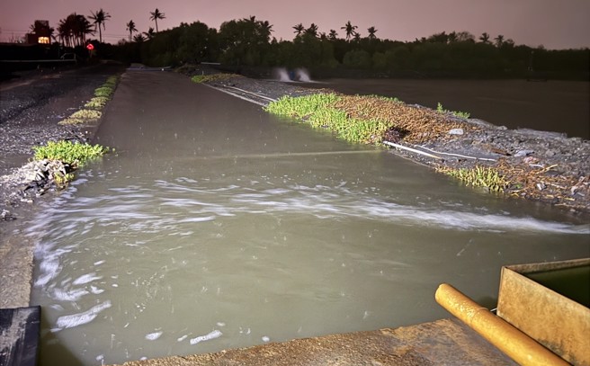 强颱凯米挟带狂风暴雨，屏东县25日多乡镇传出淹水灾情，东港镇许姓养殖户苦笑，「13池龙胆石斑变1池」。（许姓养殖户提供／谢佳潾屏东传真）