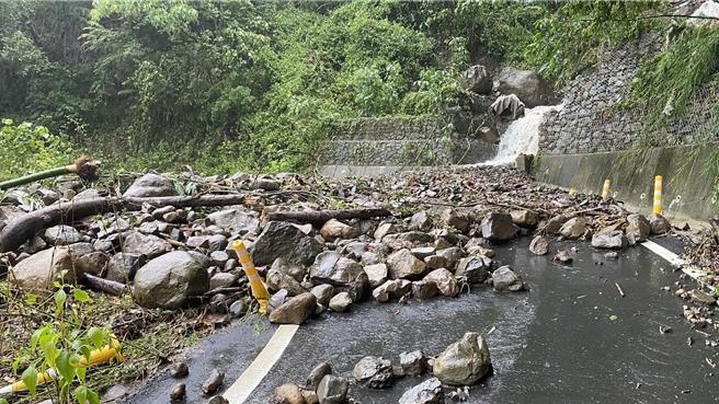 嘉义县山区169县道落石多，交通受阻。（读者提供／廖素慧嘉义传真）