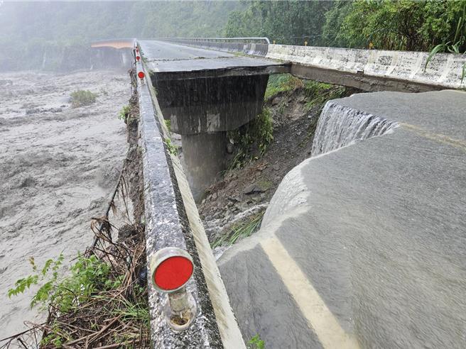 梅山乡太和桥梁前的路基被掏空。（读者提供／廖素慧嘉义传真）