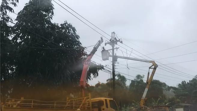 台电人员持续抢修电线供电系统。（台电提供／廖素慧嘉义传真）