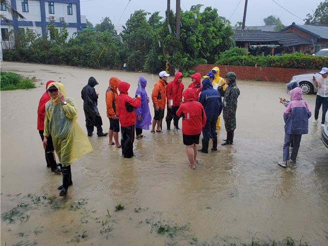 云林县长张丽善与县府水利处长许宏博、新闻处长陈其育及消防局人员前往斗南红瓦磘巡视淹水。（周丽兰摄）