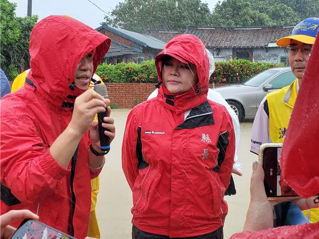 水利处长许宏博（左一）简报，县长张丽善（中）表示，目前央管河川的水位很高，内水抽不出，必须等外水水位降低才能消退。（周丽兰摄）