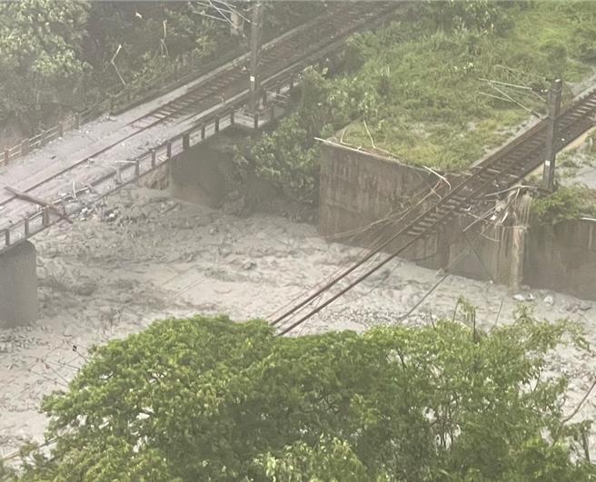 台鐵北迴線和仁至崇德間小清水溪橋，西正線53K＋800處被豪雨土石流沖毀。（讀者提供）