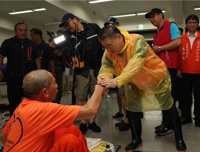 新竹縣長楊文科（中）25日上午前往五峰視察，關心在地民眾，並感謝各單位跨部門合作將災害降到最低。（新竹縣府提供／邱立雅竹縣傳真）