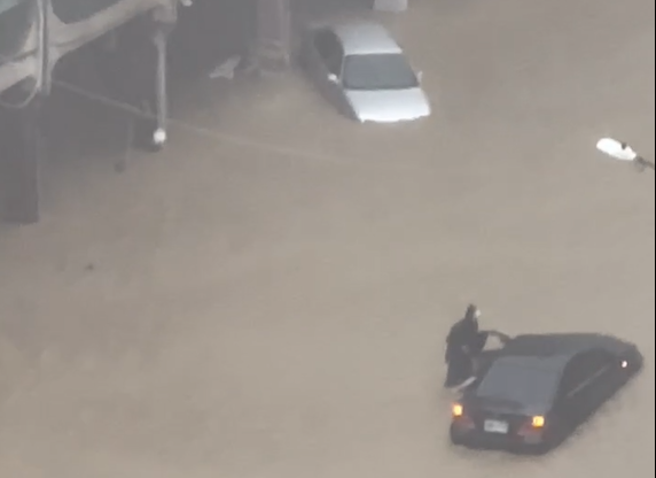 美术馆特区水半个车身高。(翻摄自记者爆料网)