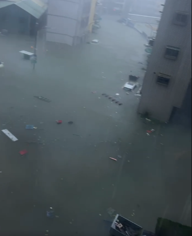 建工路成一片汪洋。(翻摄自记者爆料网)