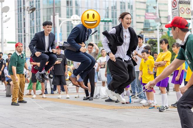 錢薇娟（右起）、顏行書、蔣淯安幫忙募款。（好看娛樂提供）