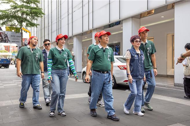 《我的明星村長》在西門町清潔環境。（好看娛樂提供）