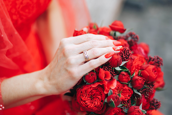 新娘被友人狂喷啤酒，气得将捧花狠狠甩在对方身上，超强气场让旁人不敢造次。(图:shutterstock/达志)