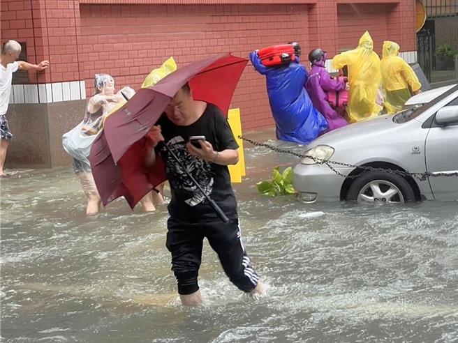 高雄市鹽埕區25日豪雨積水不退。（民眾提供／袁庭堯高雄傳真）