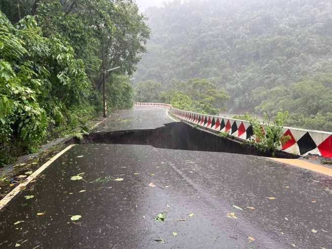 南投山區因大雨、溪水沖刷，導致道路出現一個大天坑，路面消失。（翻攝畫面）