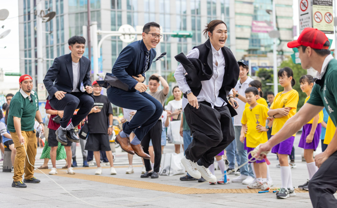 錢薇娟（右起）、顏行書、蔣淯安幫忙募款。（好看娛樂提供）