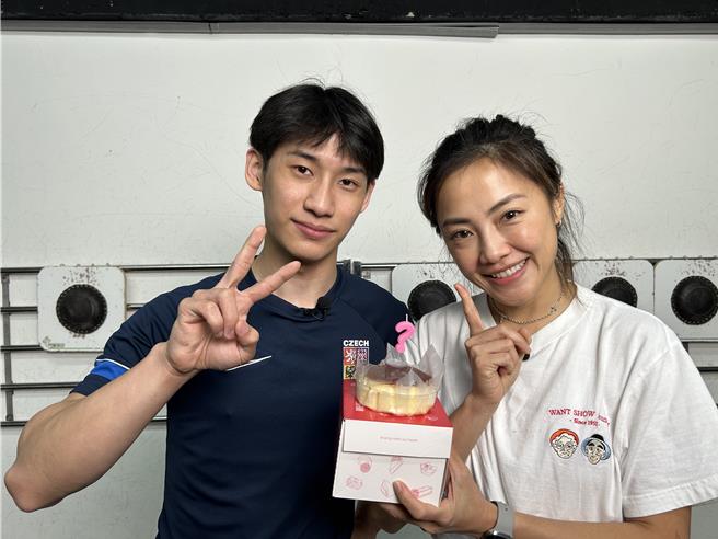 陳弈通（左）在棚內過生日。（NOWnews 今日新聞《奧運Now英雄》提供）