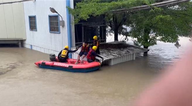 台南市後壁區新嘉里一處民宅水淹到2樓，後壁消防分隊出動救生艇，順利救出屋內4人。（讀者提供／張毓翎台南傳真）