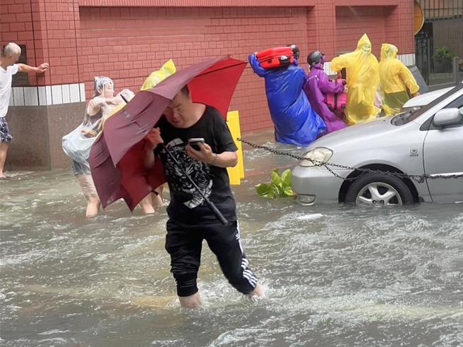 颱風凱米帶來驚人雨量，造成中南部多縣市淹水。（圖／民眾提供）