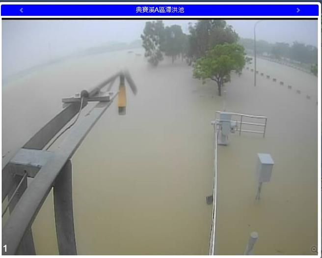 強颱凱米挾帶巨量雨勢侵襲南部，此次凱米颱風帶來的雨量已經超越當年造成八八風災的莫拉克颱風，且高雄市總量達490萬噸的滯洪池，也近乎全滿。（高市府水利局提供／洪浩軒高雄傳真）