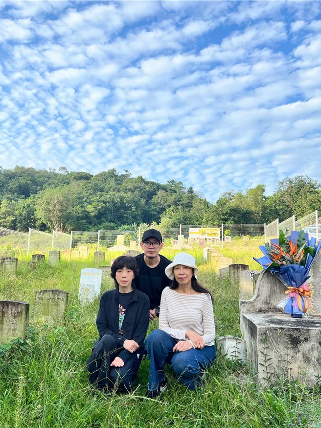 萬芳（左起）、張吉安、蔡寶珠重返電影拍攝地義山。（原點概念提供）