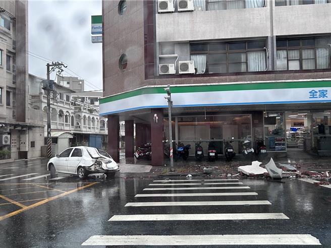 蓮市中興路1棟5層樓建物女兒牆，24日疑遭狂風掀起的頂樓鐵皮推倒，直接重砸停在路邊的車輛，造成後座母子1死1重傷。花蓮縣政府將調閱建物原始圖，確認該牆是否屬違章建築，釐清相關責任。（羅亦晽攝）