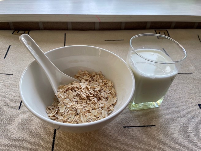 家医科医师陈欣湄指出，除了调整作息及饮食摄取量之外，建议用高纤食材「燕麦」取代正餐。(图片来源/朱立君摄)

