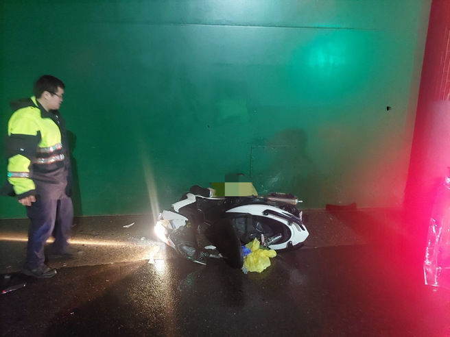 看机车毁损程度就知道撞击力道之大。（翻摄画面）