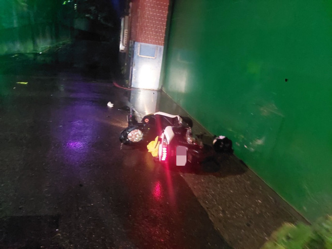 看机车毁损程度就知道撞击力道之大。（翻摄画面）