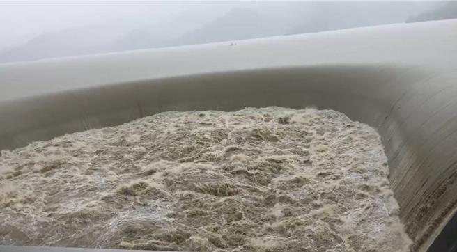 南化水库达满水位，蓄水自然溢流中。（自来水公司第六区管理处提供／宝智华台南传真）