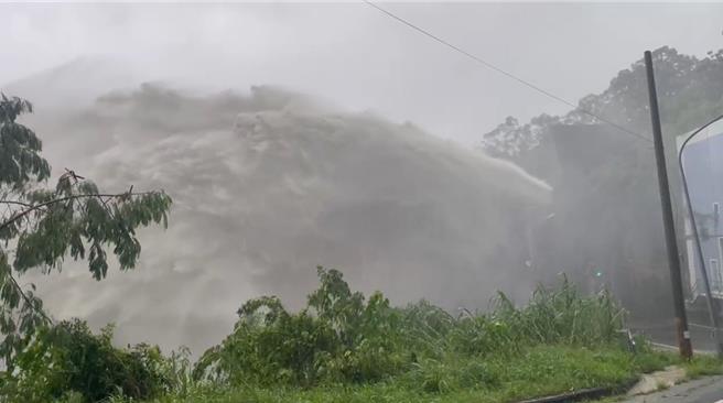 南化水库自然溢流量达每秒1000立方公尺，声势壮观惊人。（南化区长徐全立提供／宝智华台南传真）