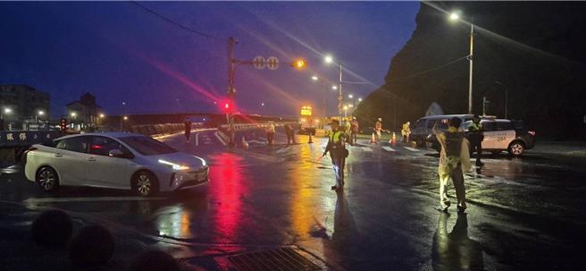 基隆市政府为了避免民眾发生危险，昨日配合公路局封闭管制潮境公园北寧路口，预计今晚6时将解封。（基隆市警察局提供／徐佑升基隆传真）