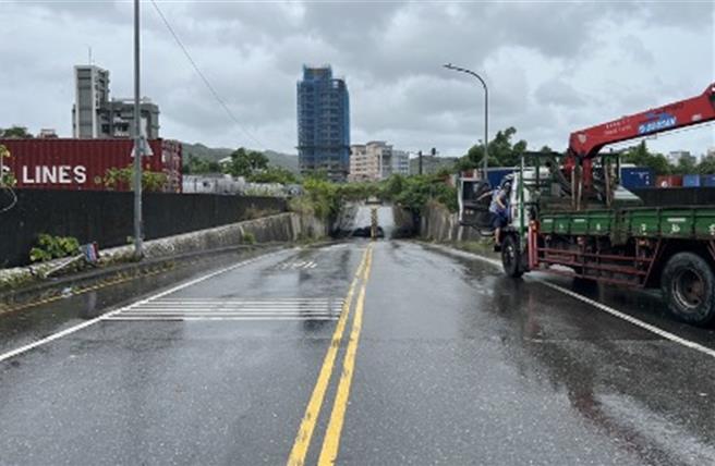 基隆市政府为了避免民眾发生危险，先封闭七堵区的堵南1-1地下道，目前已解封。（基隆市工务处提供／徐佑升基隆传真）