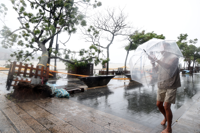 凱米颱風龜速移動，25日下午暴風圈對金門、馬祖與中南部地區影響仍大，各地出現明顯雨勢。（鄧博仁攝）